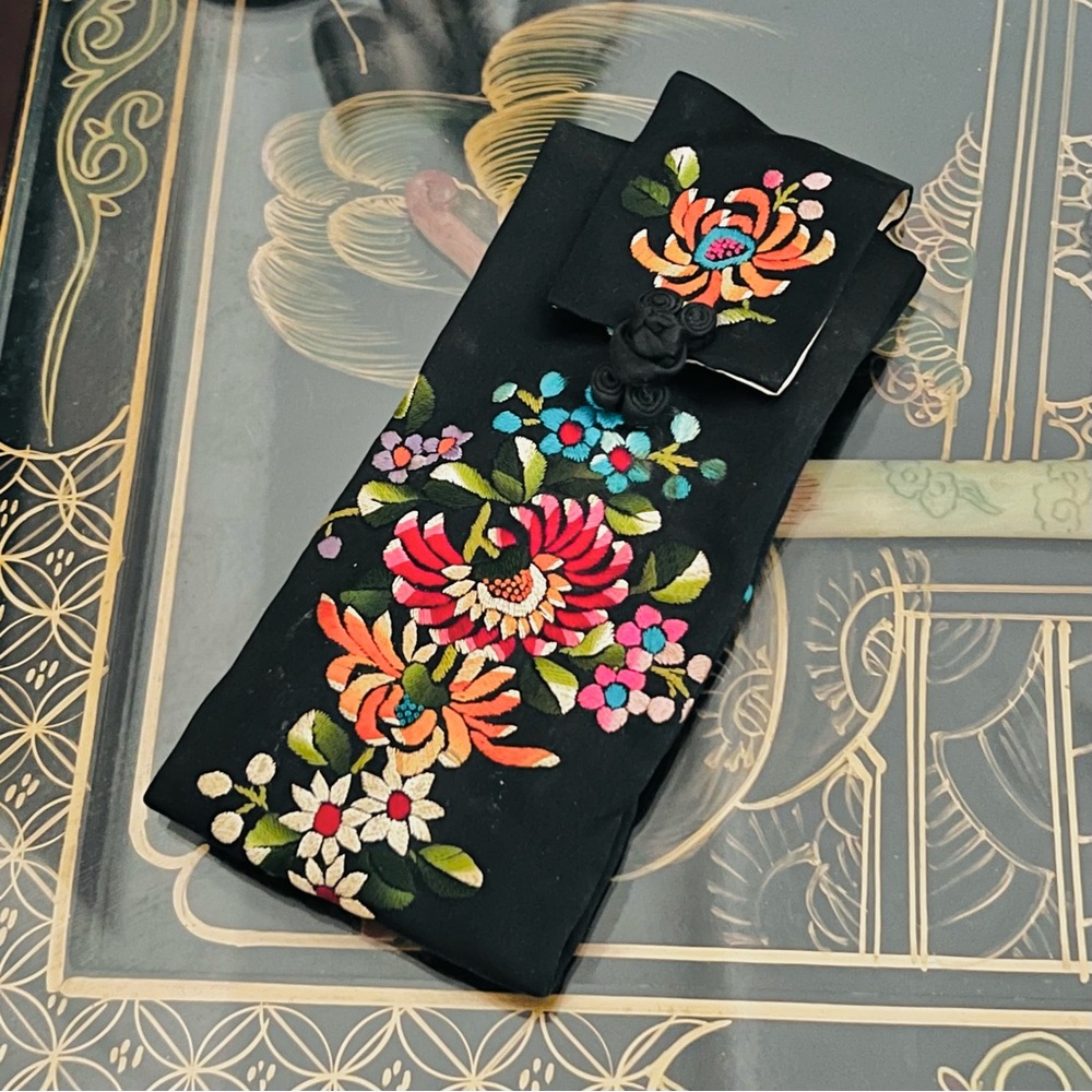 Vintage 1950s Chinese Hand-Embroidered Silk Pouch China chic Hanfu qilpao Floral